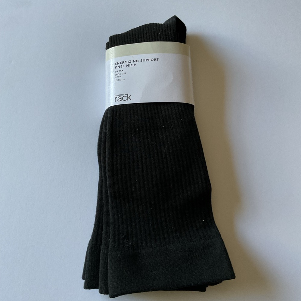 NORDSTROM RACK WOMENS
GRADUATED COMPRESSION SOCKS BLACK ONE SIZE 6-10 NWT